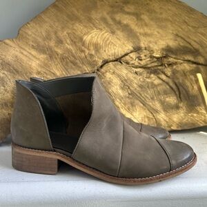 Women's Crevo Taupe Ankle Boots with cut out round toe gray green size 9-9.5